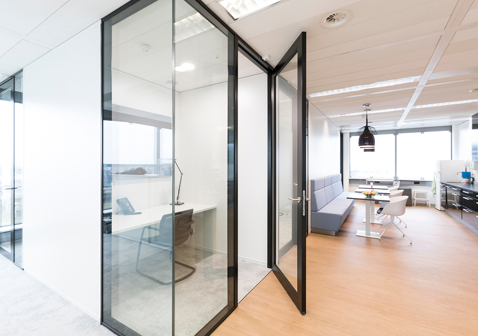 Modern kantoor met glazen wanden en vergaderruimte