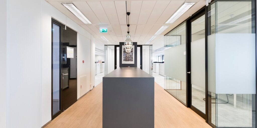 Interieur van een modern kantoor met een lange gang.