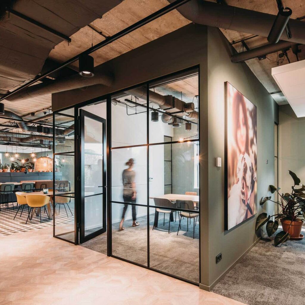 Moderne kantoorruimte met glazen wanden en natuurlijk licht. Retro-look.