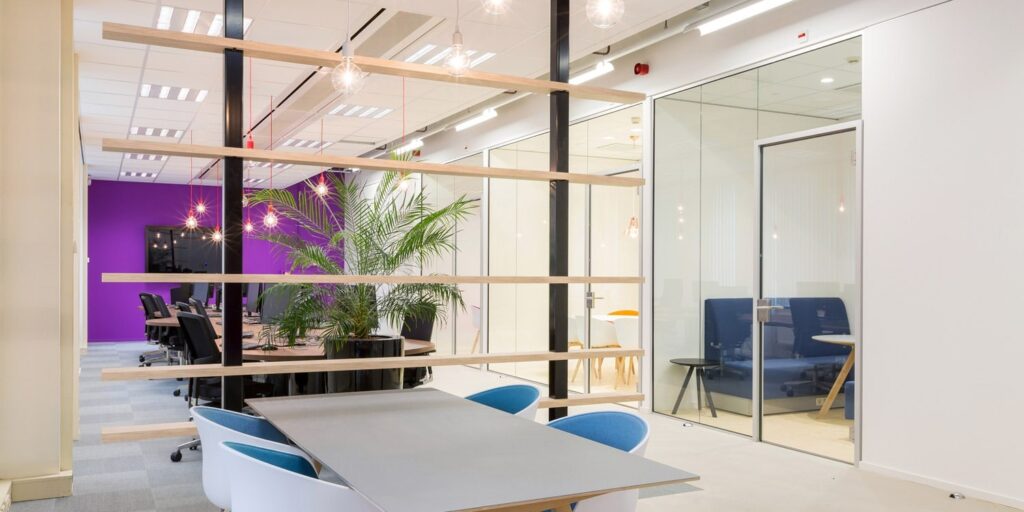 Modern kantoorinterieur met vergaderruimte en design elementen.