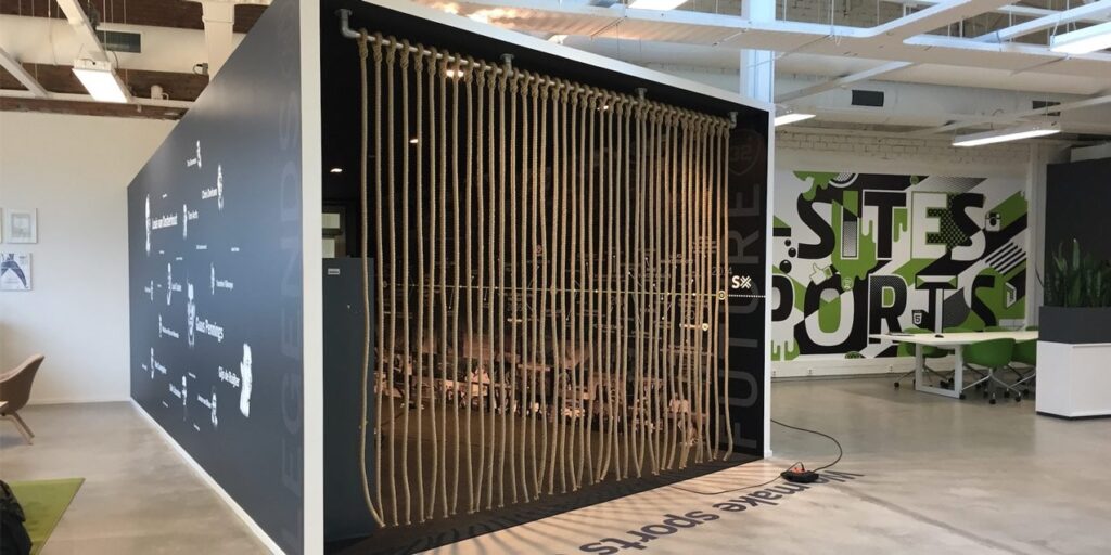 Touw installatie als interieur element in modern kantoor.