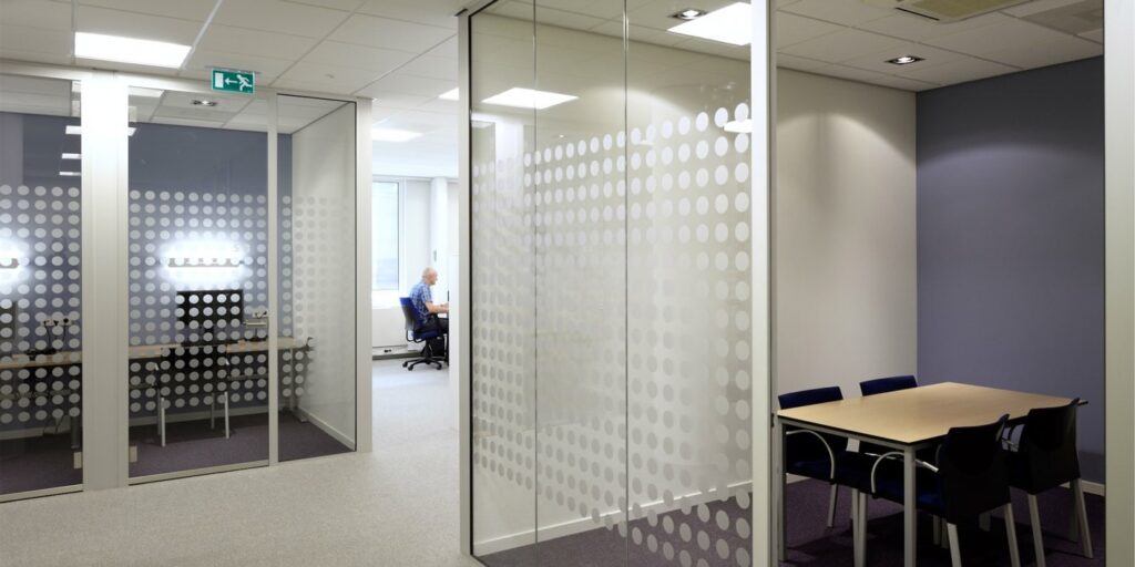 Kantoor met glazen wanden en een vergaderruimte.