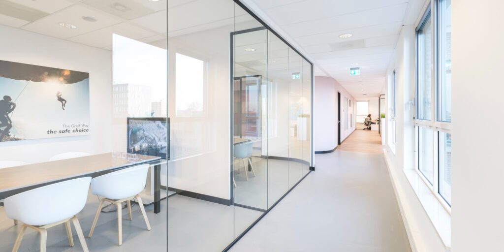 Vergaderruimte met glazen wand in een modern kantoor.