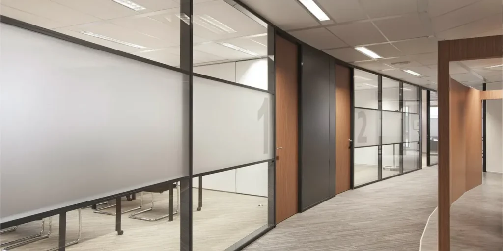 Kantoor met glazen wanden en vergaderruimtes voor modern design.