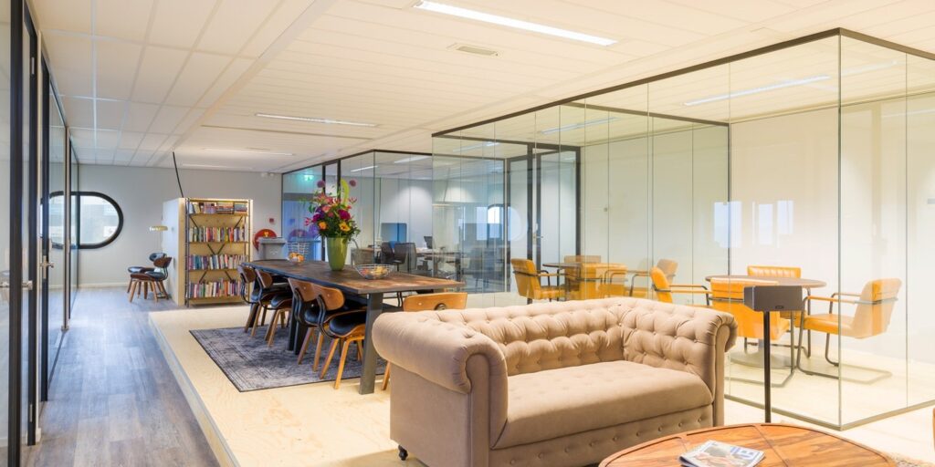 Modern kantoor met vergaderruimte en glazen wanden.