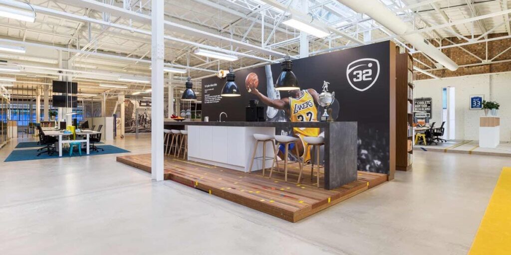 Modern kantoorinterieur met basketbalthema en keuken.