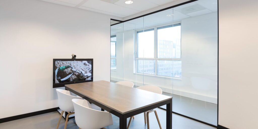 Moderne vergaderruimte met videoconferentie opstelling.
