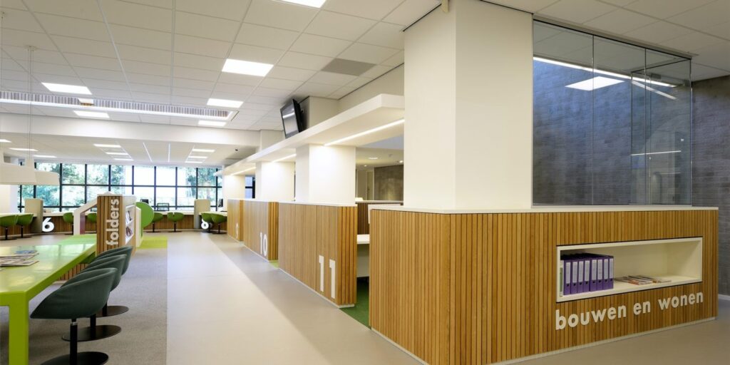 Moderne ruimte met studieplekken en een groene leeshoek