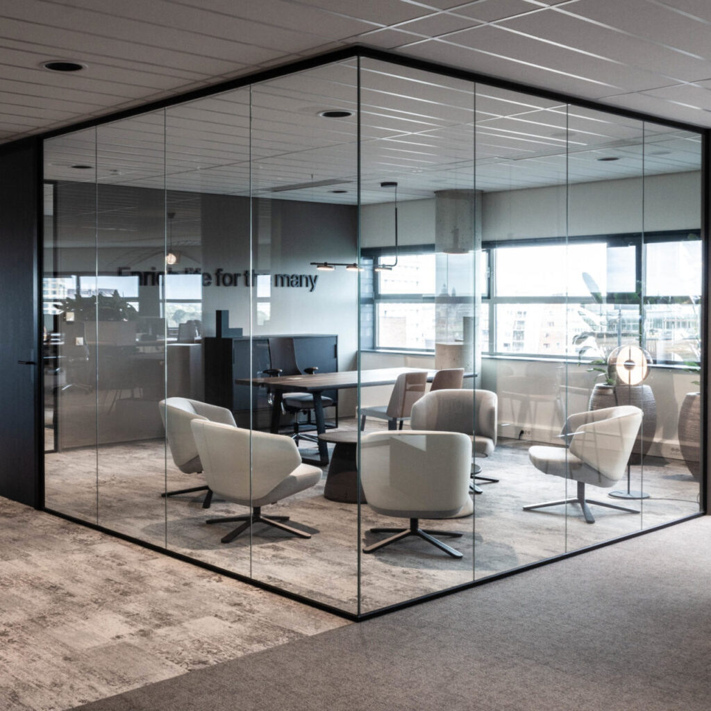 Vergaderruimte met slimline glazen wanden in modern kantoor.
