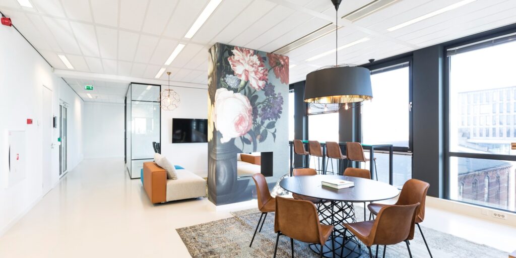 Moderne vergaderruimte met ronde tafel en design lamp in een kantoor.