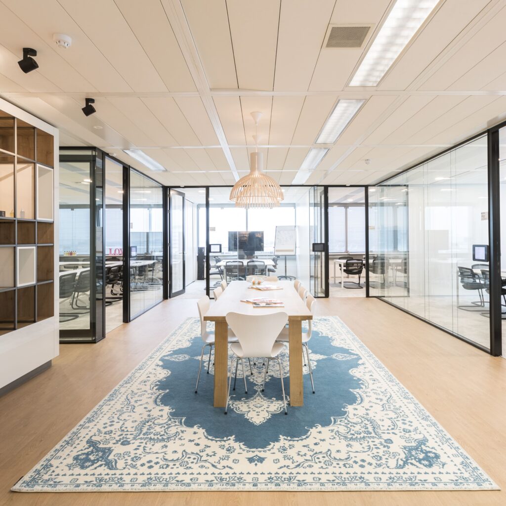 Vergaderruimte met glazen wanden in een modern kantoor.