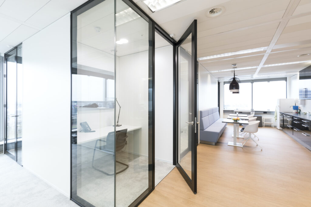 Moderne kantoorruimte met glazen wand en vergaderruimte.