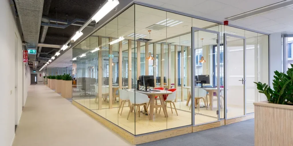 Modern kantoor met glazen scheidingswanden voor vergaderruimtes.
