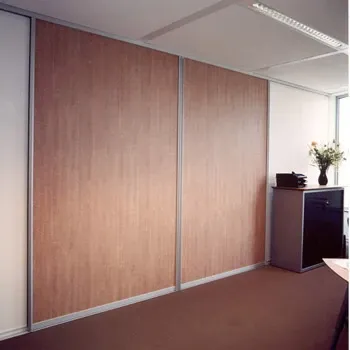 Houten wandpanelen in een kantoorruimte, voor akoestiek en design.