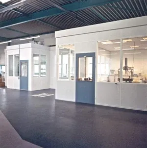 Cleanroom-omgeving met laboratoria en onderzoeksmogelijkheden.