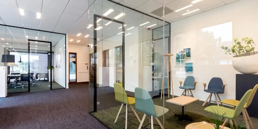 Vergaderruimte met glazen wand in een modern kantoor.