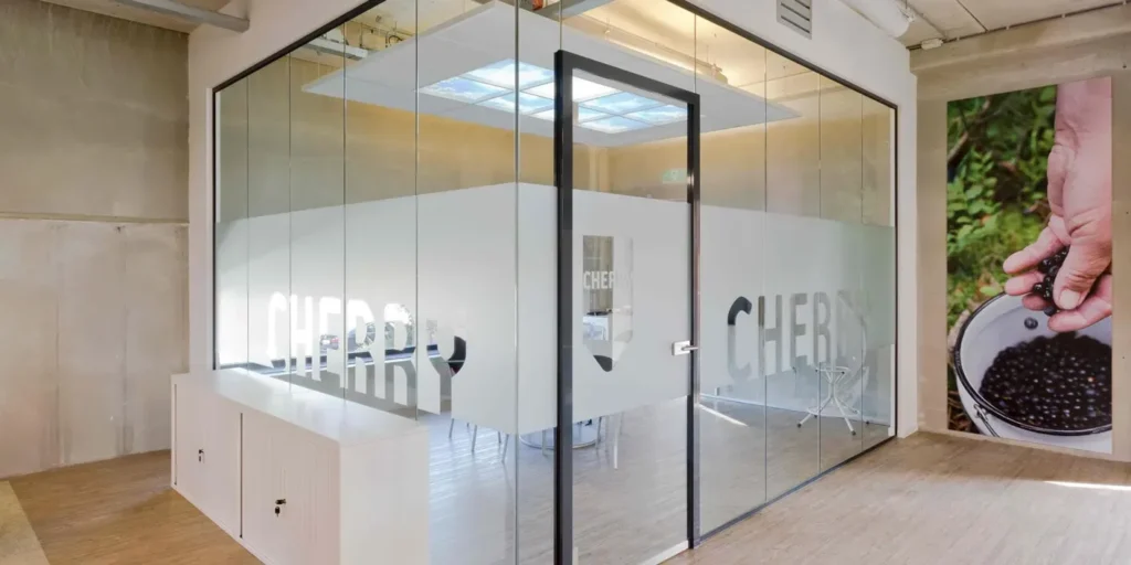 Glazen vergaderruimte met het woord 'CHERRY' erop.
