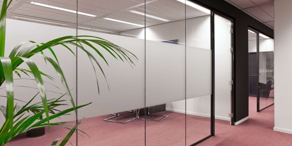 Kantoor met glazen wanden voor een moderne vergaderruimte.”