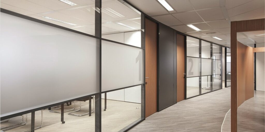 Glazen kantoorwanden met vergaderruimte, heldere lijnen en functioneel design.