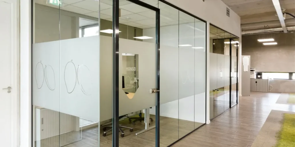 Glazen kantoorruimtes met mango logo en matglas decoratie.