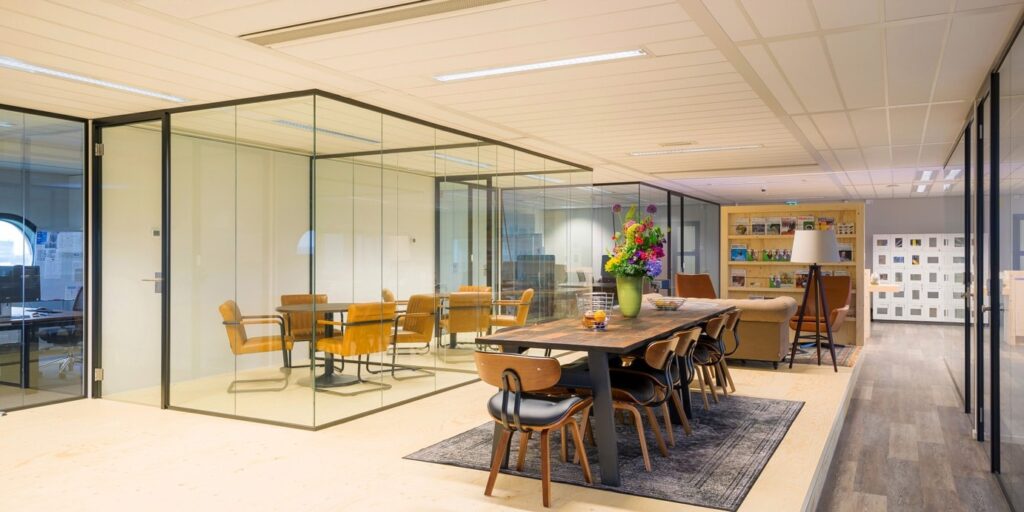 Moderne vergaderruimte met glazen wanden in een kantoor.