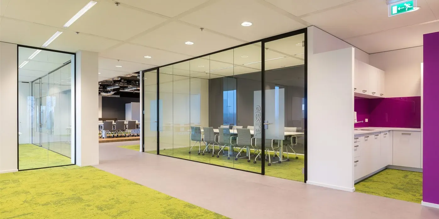 Vergaderruimte met glazen wanden in modern kantoor.