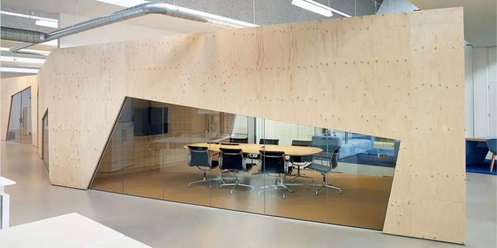 Houten wand met glazen vergaderruimte in modern kantoor.