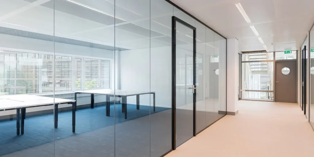 Modern kantoor met glazen scheidingswand. Transparant en stijlvol.