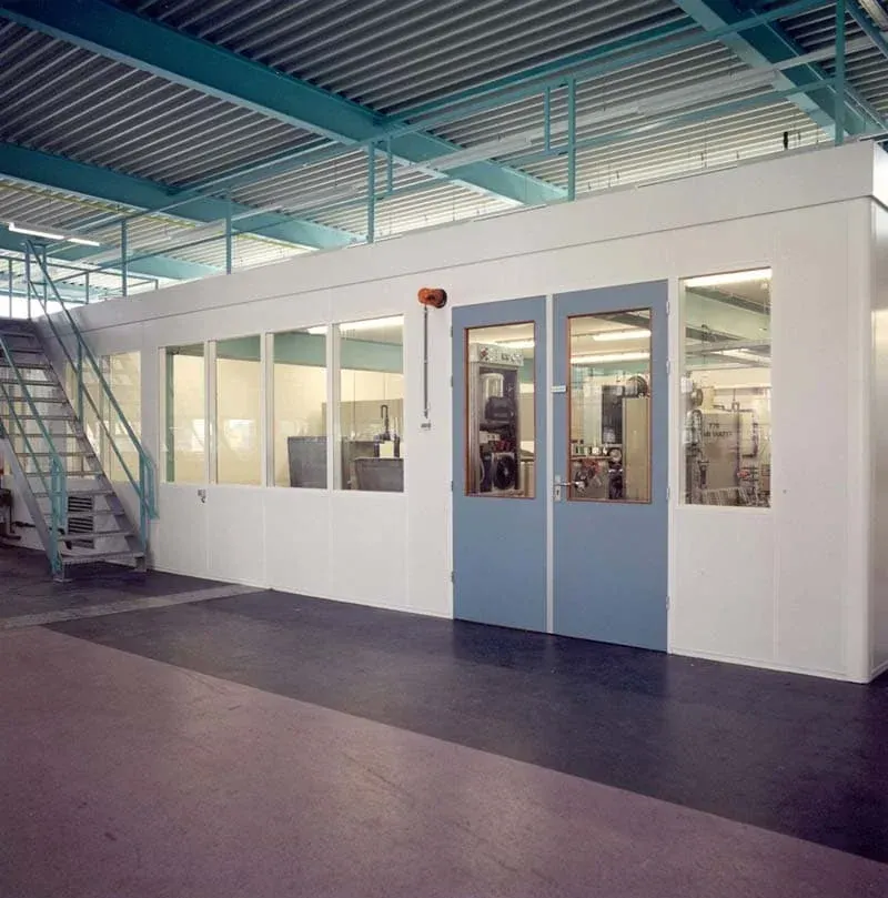 Kantoorruimte met industriële wanden in een fabriek.