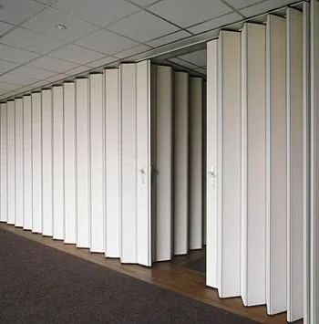 Openstaande witte vouwwand in een kantooromgeving.