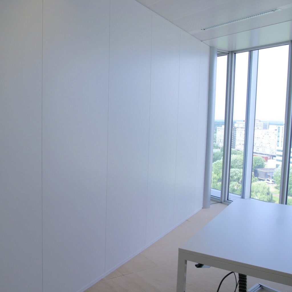Witte wandpanelen in een modern kantoor.